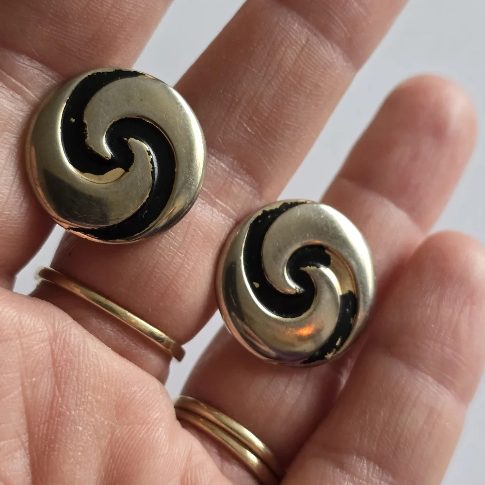 Vintage spiral cufflinks pale gold tone black enamel cuff links swirl men round